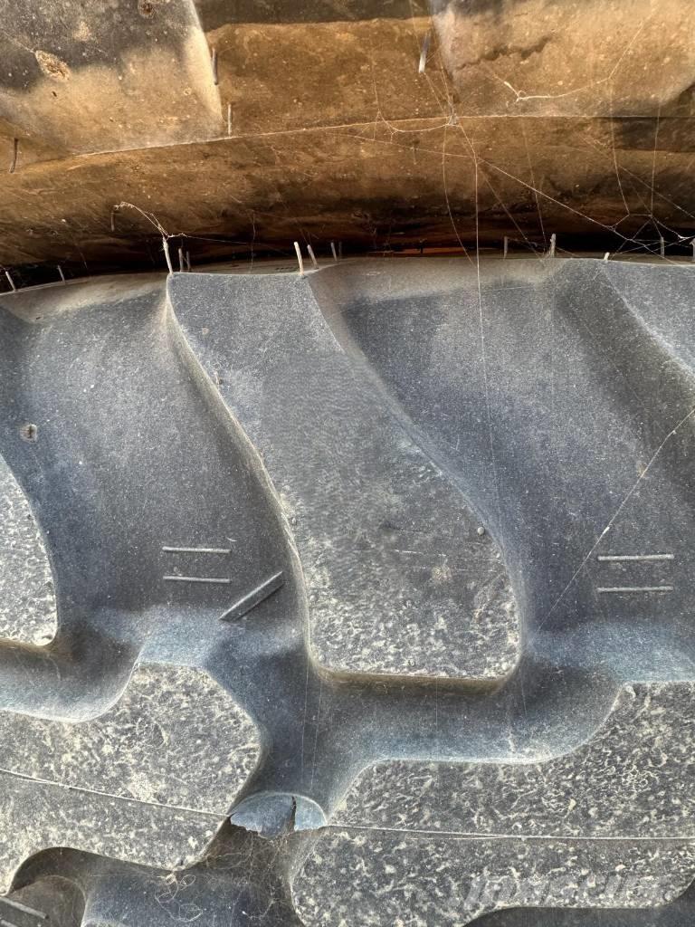 Dunlop 405/70R20 Tyres, wheels and rims