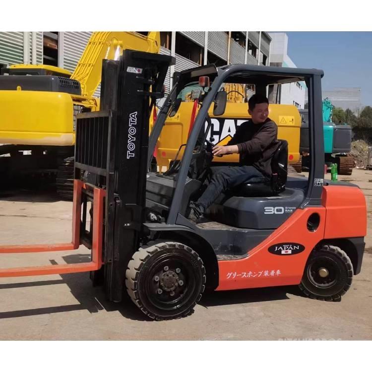 Toyota 8 FDN 30 Diesel trucks