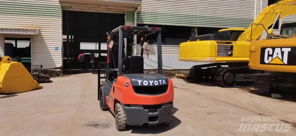 Toyota 8 FDN 30 Diesel trucks