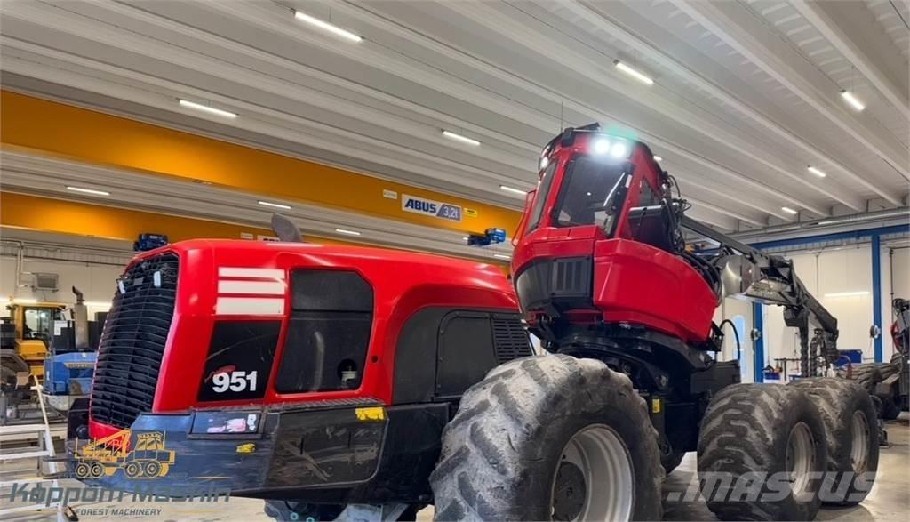 Komatsu 951 Harvesters