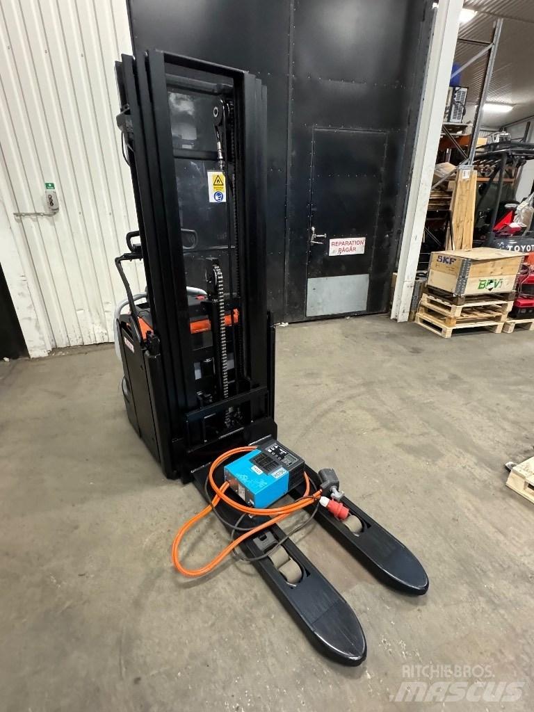 Toyota SPE120L Pedestrian stacker