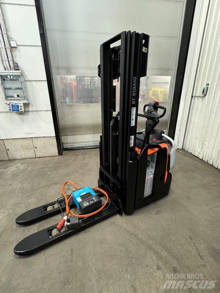 Toyota SPE120L Pedestrian stacker