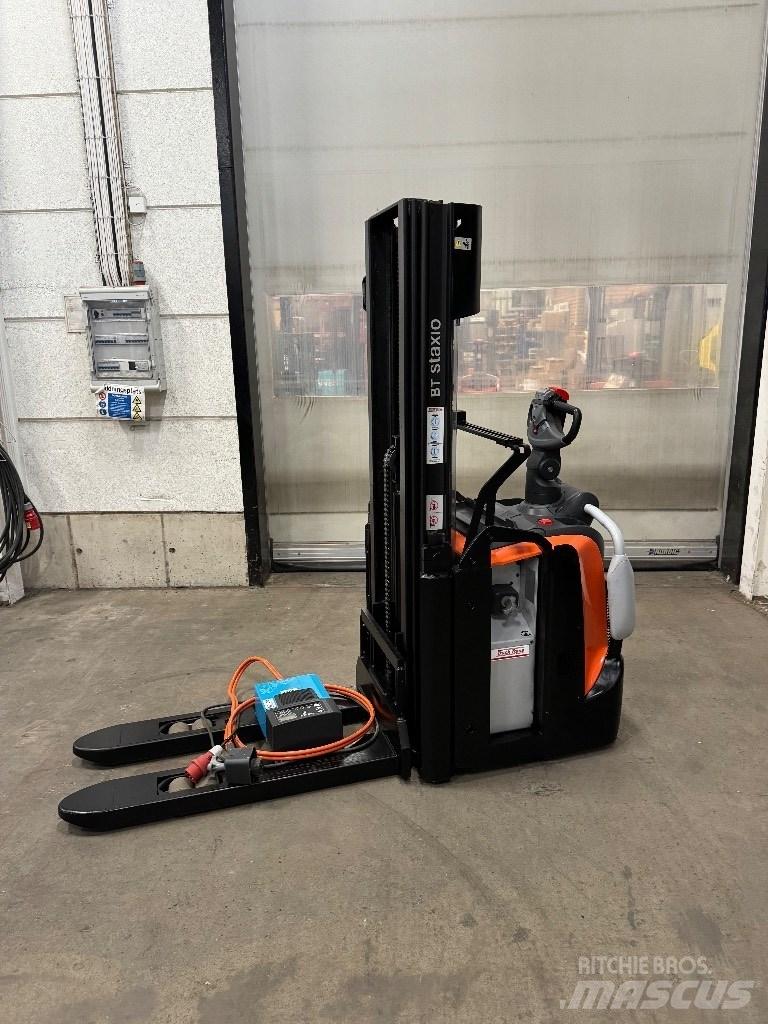 Toyota SPE120L Pedestrian stacker