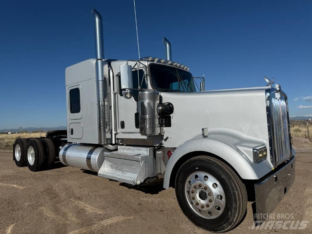 Kenworth W 900 Prime Movers