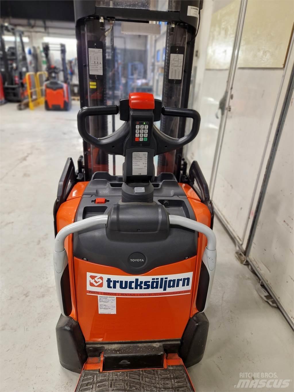 Toyota SPE120L Pedestrian stacker