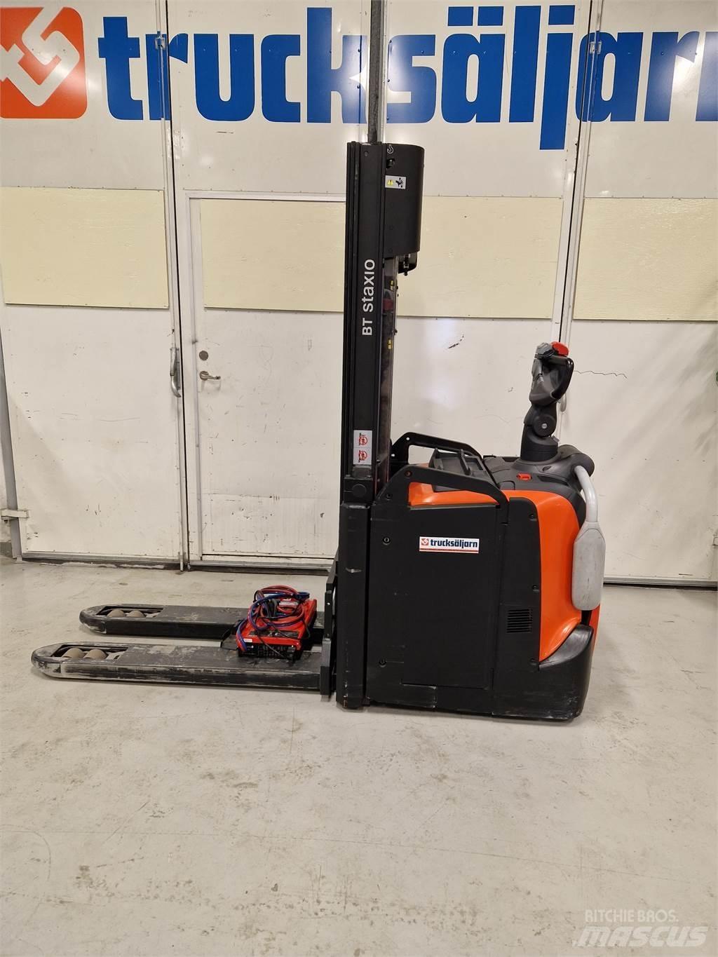 Toyota SPE120L Pedestrian stacker