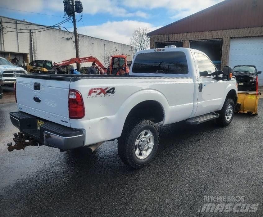 Ford F 250 FX4 Snow blades and plows