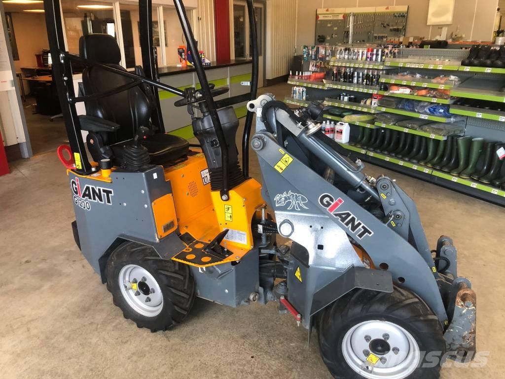 GiANT G 1200 Multi-purpose loaders