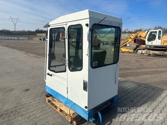 Fuchs MHL 330 Cabins and interior