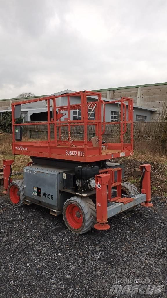 SkyJack SJ 6832 RTE Scissor lifts