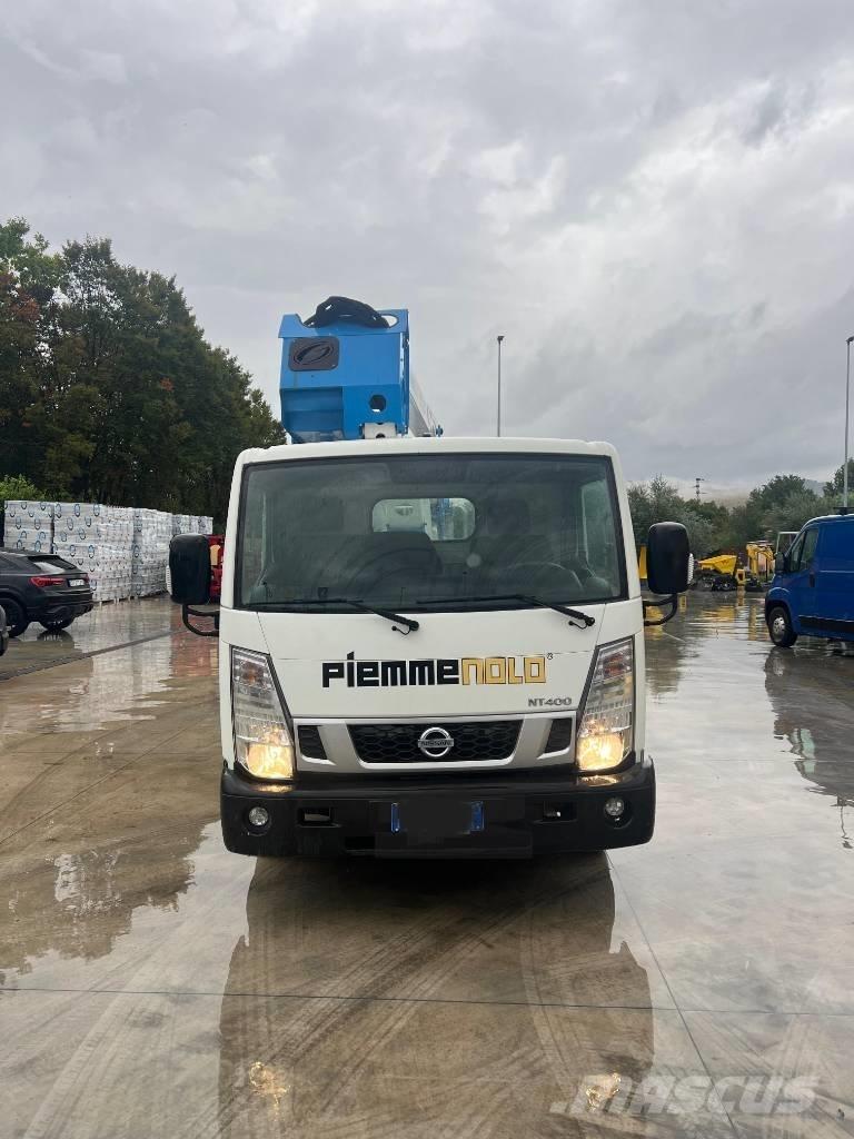 Nissan Socage 320 Truck mounted platforms