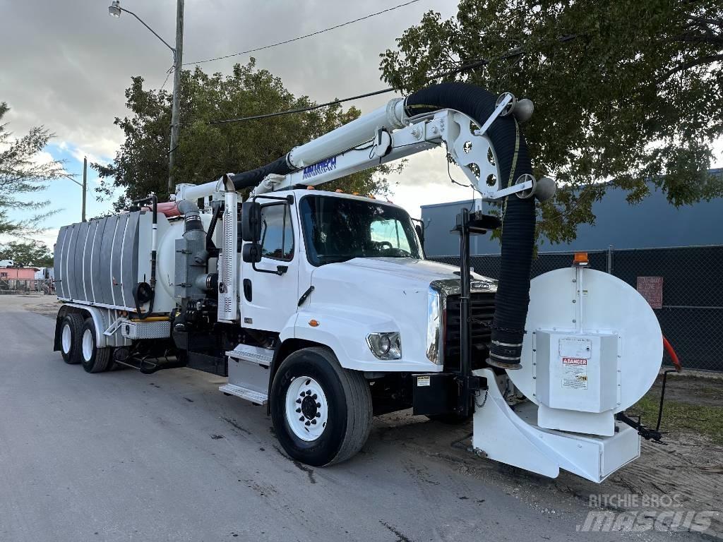 Freightliner 114SD Commercial vehicle