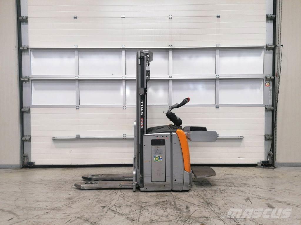Still EXV SF 16 Pedestrian stacker