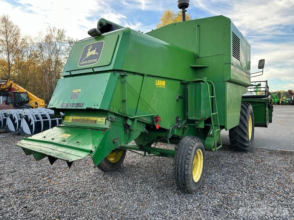 John Deere 1042 Combine harvesters