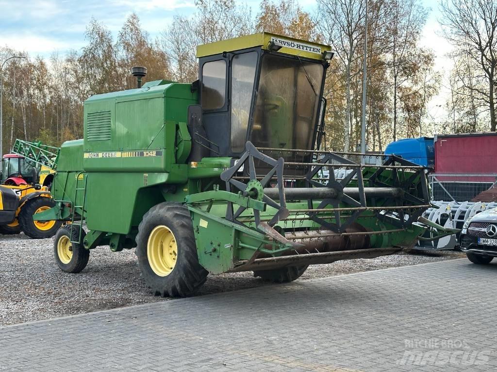 John Deere 1042 Combine harvesters