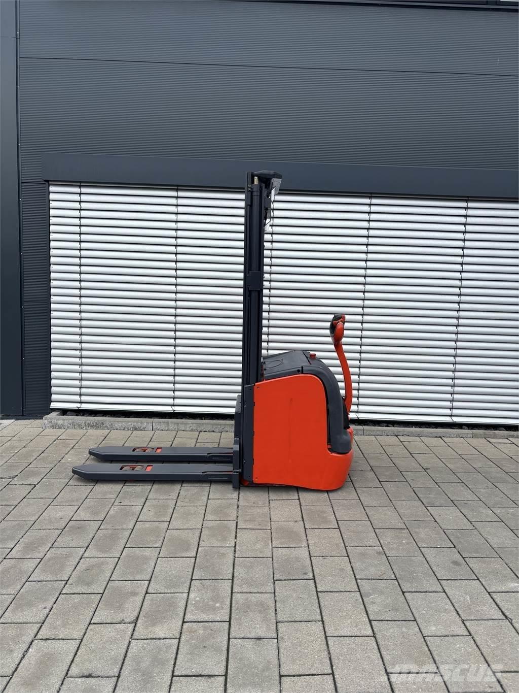Linde L16 Self propelled stackers