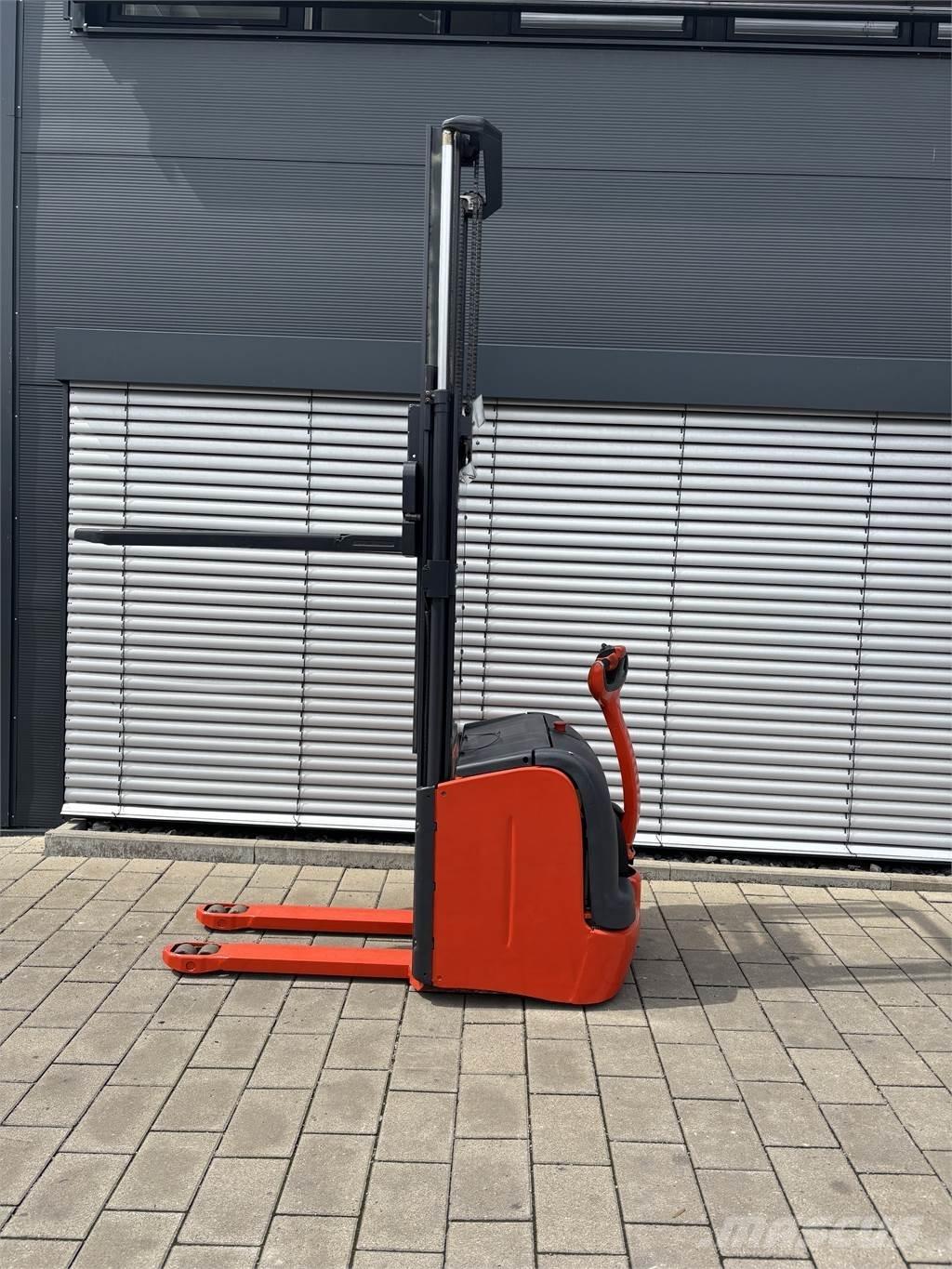 Linde L16 Self propelled stackers