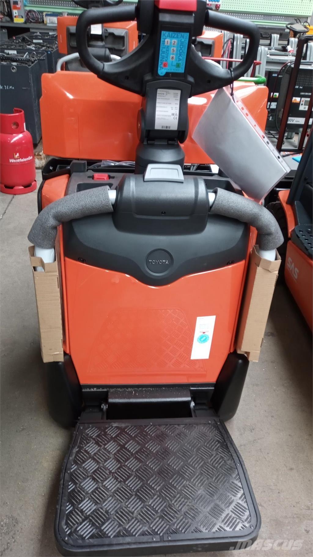 Toyota LPE200B Pedestrian stacker