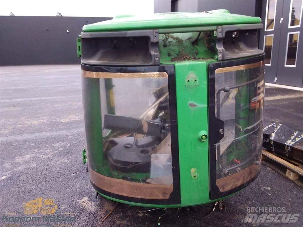 John Deere 1910e Cabins and interior