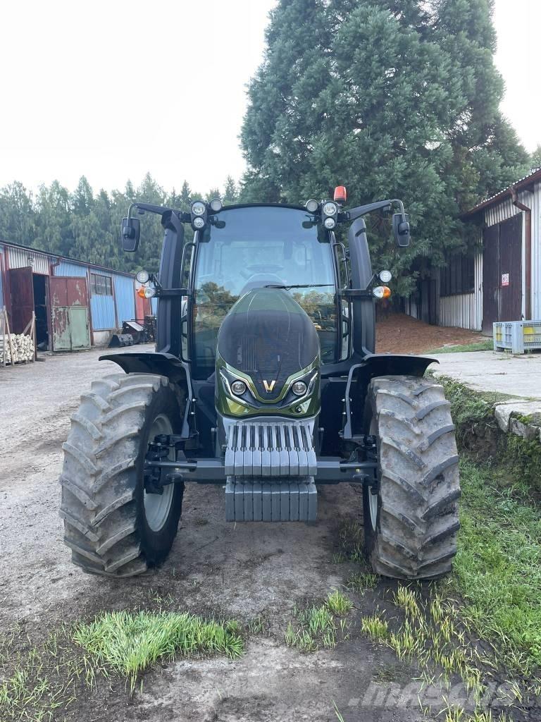 Valtra G 135 Tractors