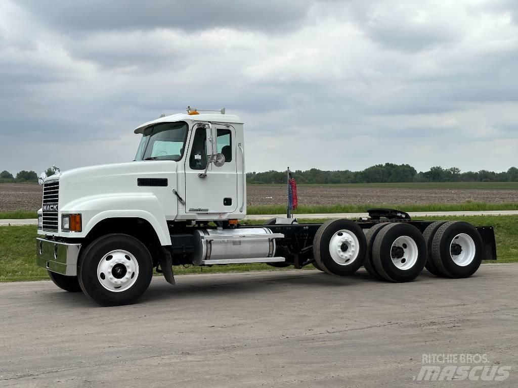 Mack CHN 613 Prime Movers