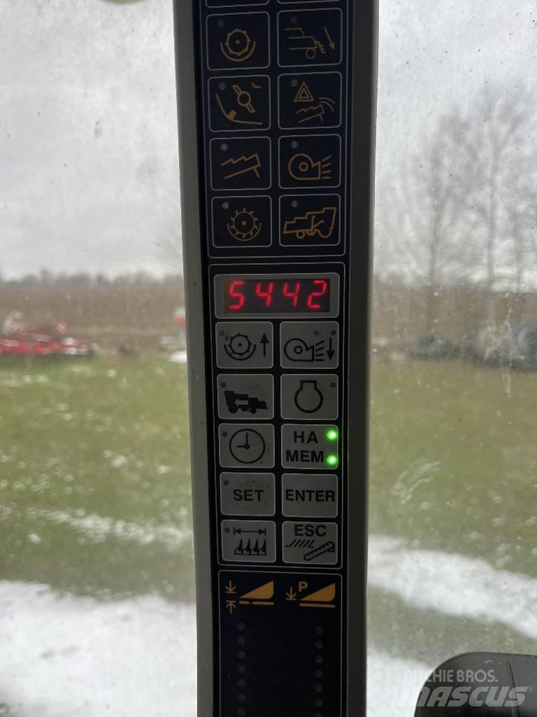 New Holland CSX 7070 Combine harvesters