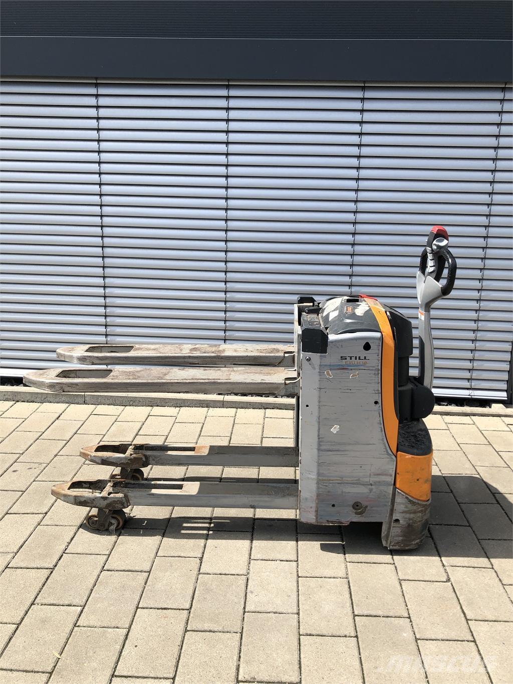 Still EXU-H 18 Pedestrian stacker