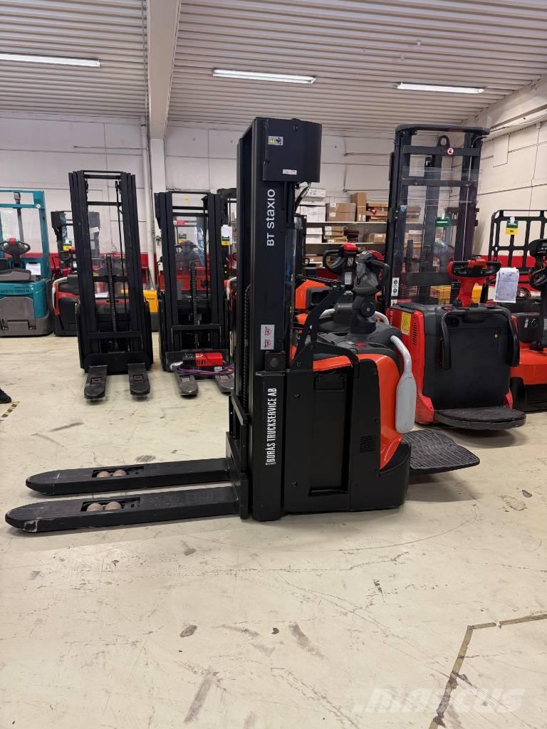 Toyota truck SPE140L Pedestrian stacker
