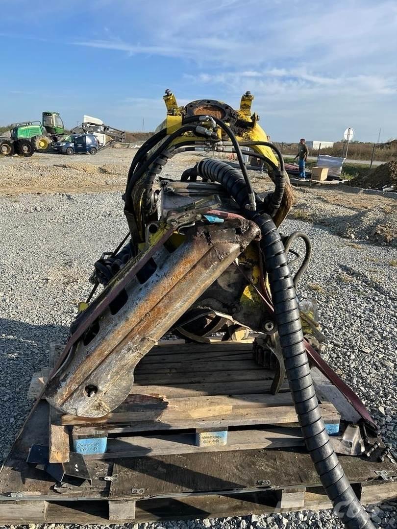 John Deere H414 Harvester heads