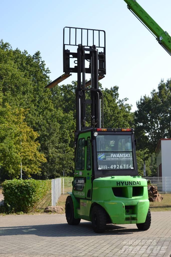 Hyundai 30 D-7 Diesel trucks