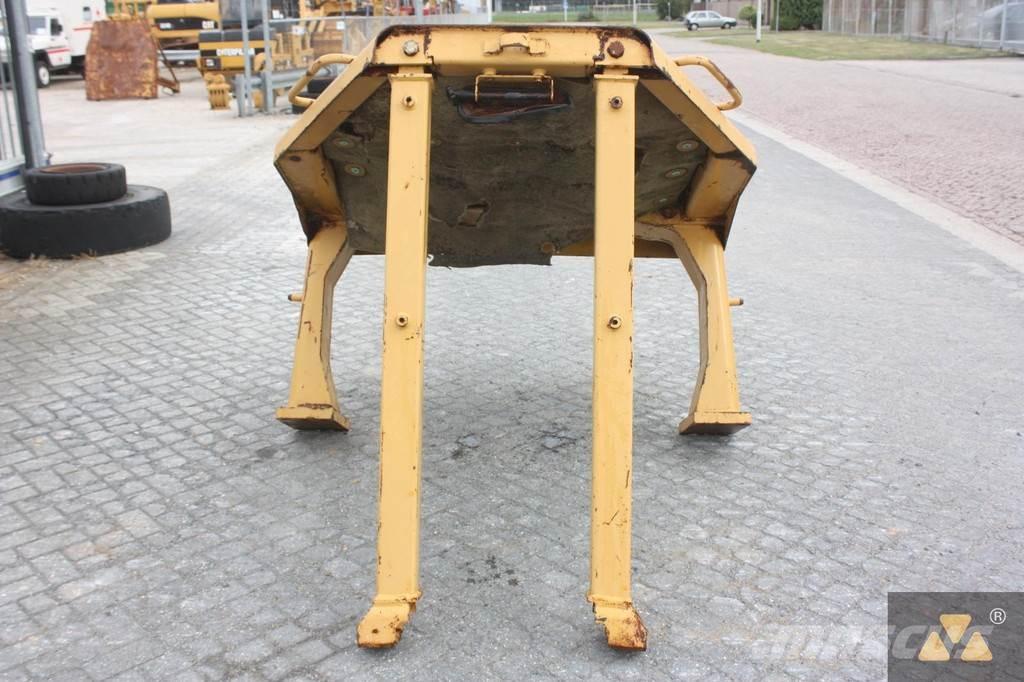 CAT D8N O-rops cab Cabins and interior