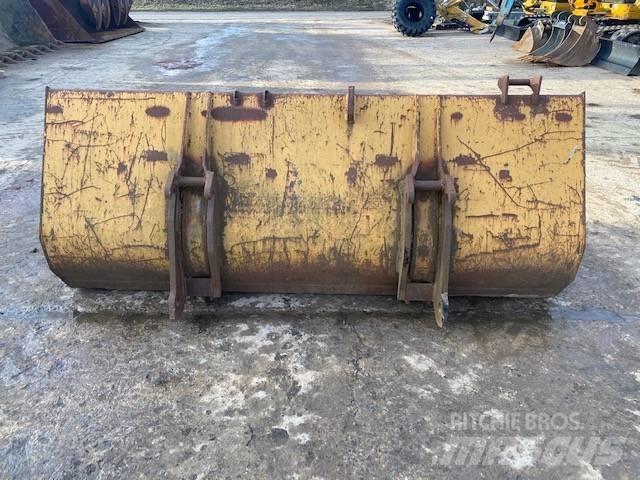 CASE 580 Buckets
