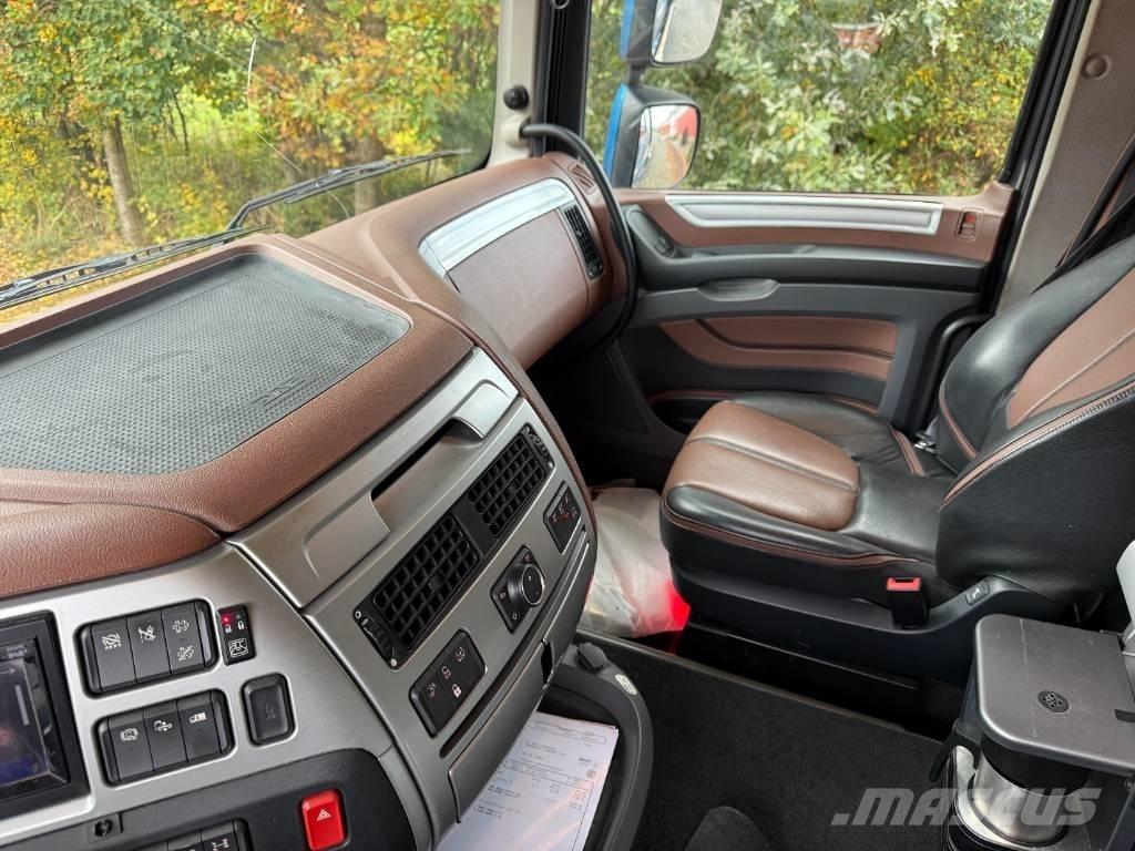 DAF XF 530 6x4 Forest machine transport trucks