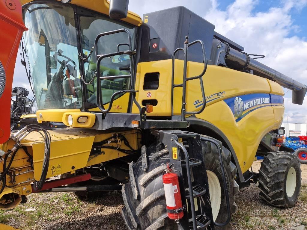 New Holland CX 8070 Combine harvesters