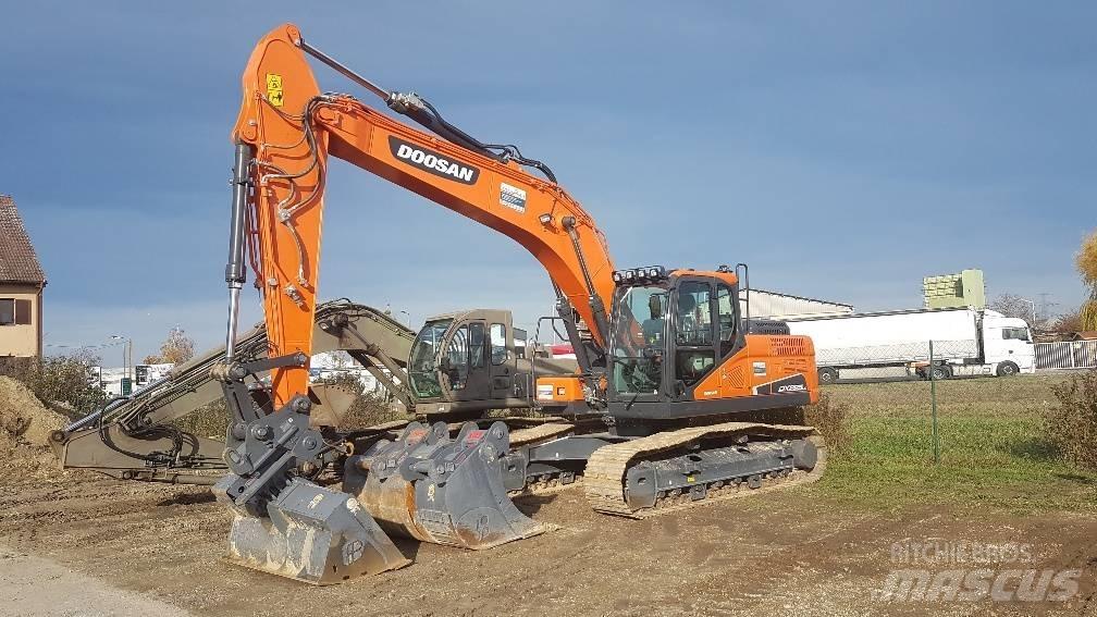 Doosan DX 225 Crawler excavators