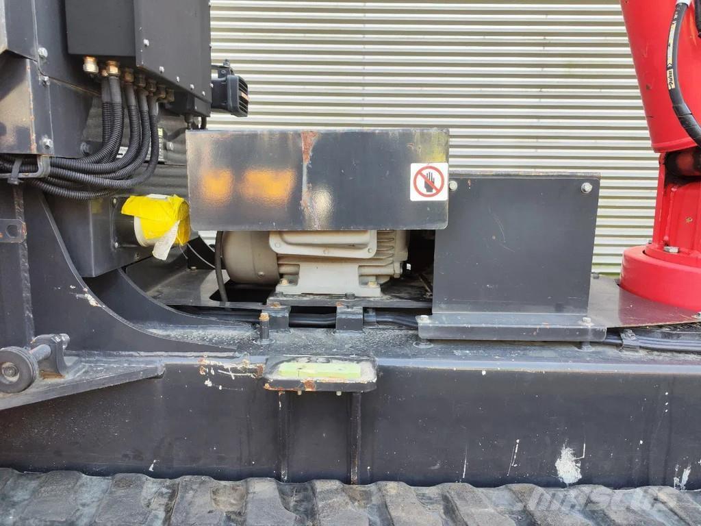 Unic URW 506 CDE Track mounted cranes