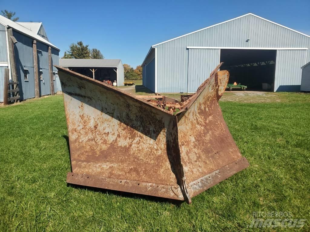  UNKOWN 10 FT Snow blades and plows