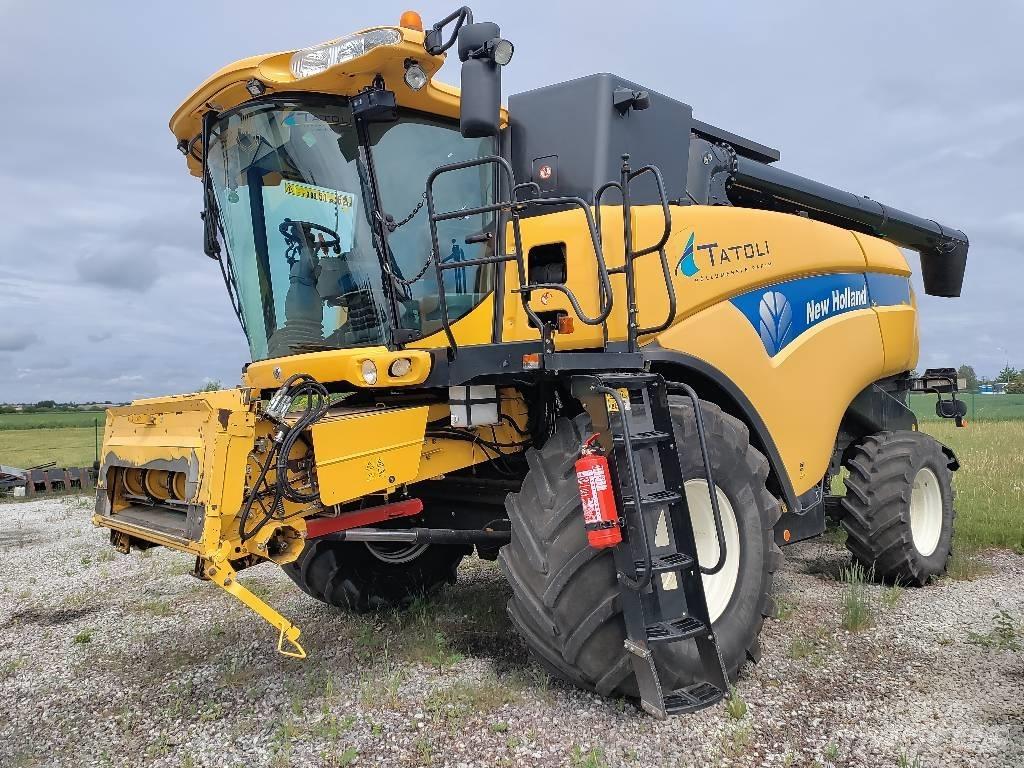 New Holland CX 8070 Combine harvesters