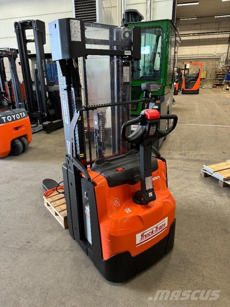 Toyota SWE160L Pedestrian stacker