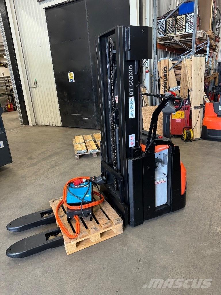Toyota SWE160L Pedestrian stacker