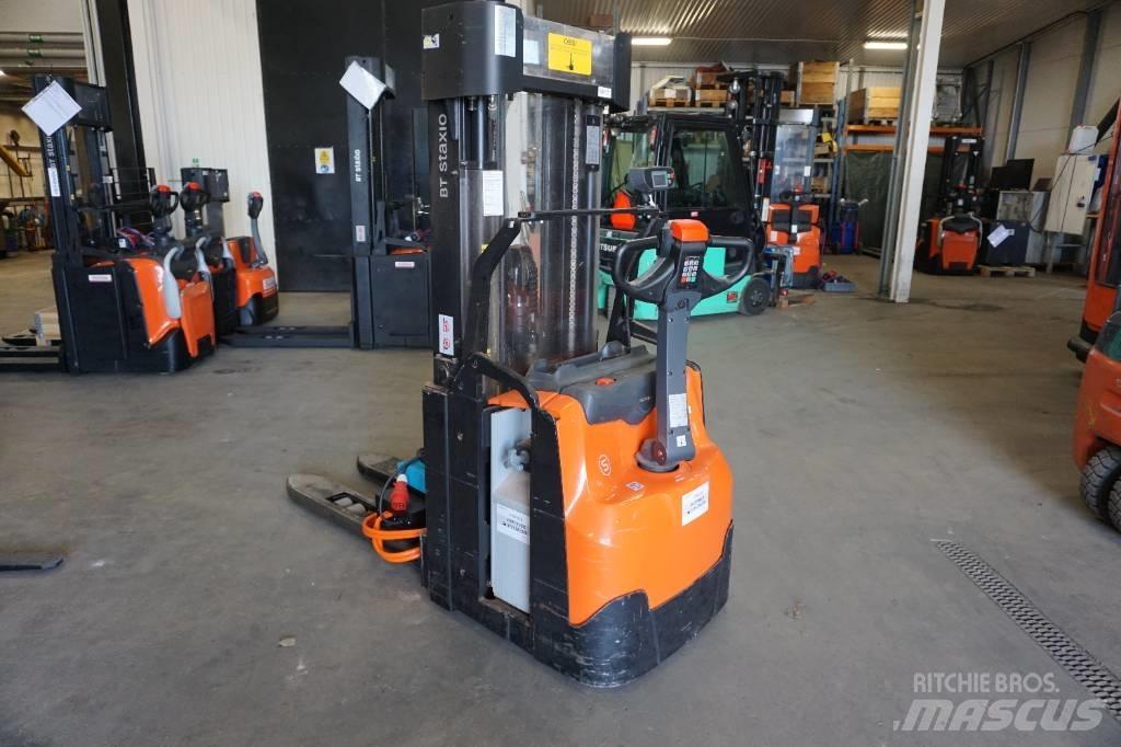 Toyota SWE160L Pedestrian stacker