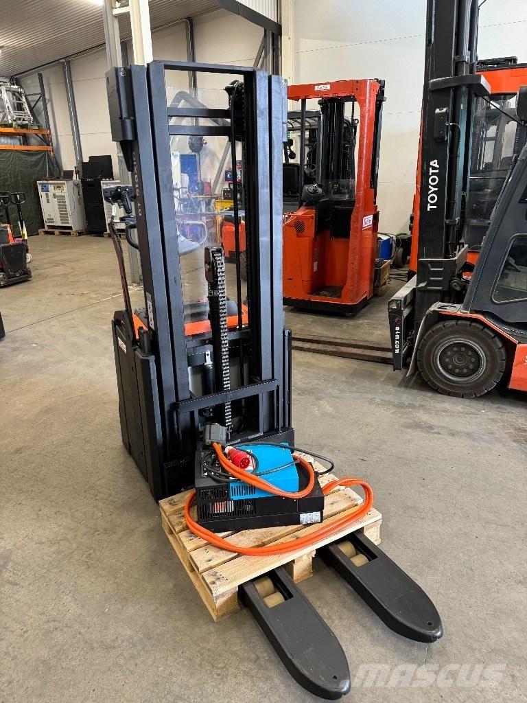 Toyota SWE160L Pedestrian stacker