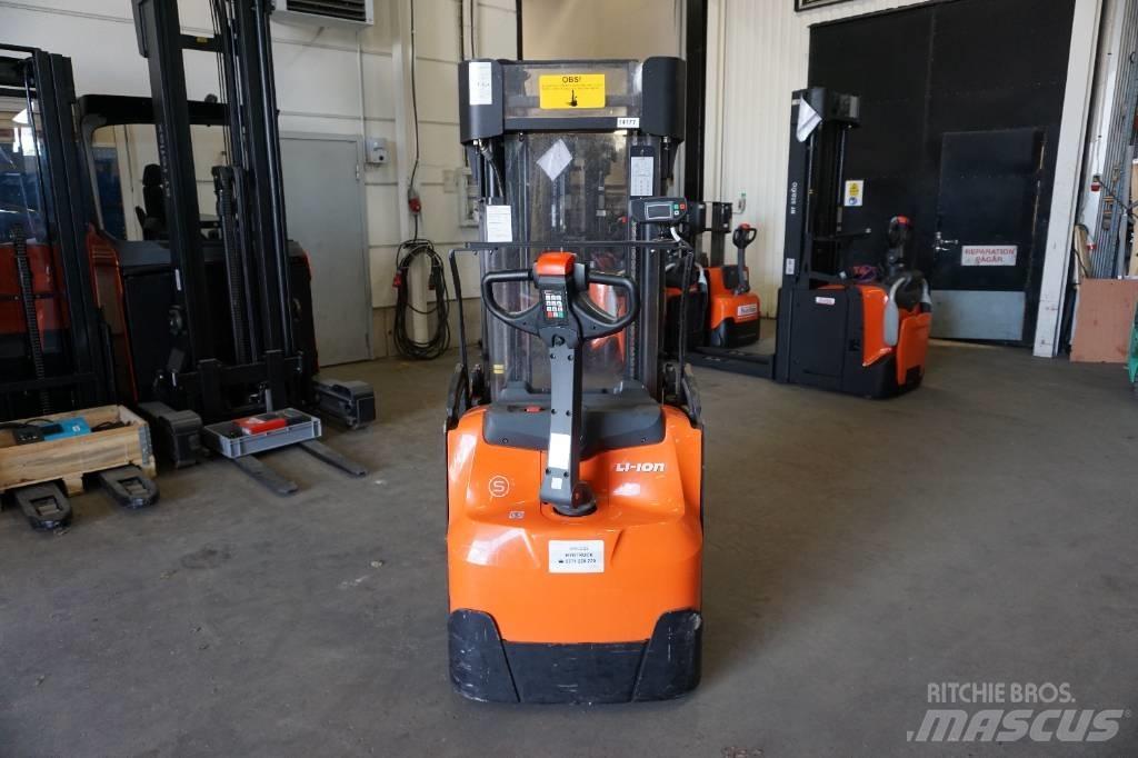 Toyota SWE160L Pedestrian stacker
