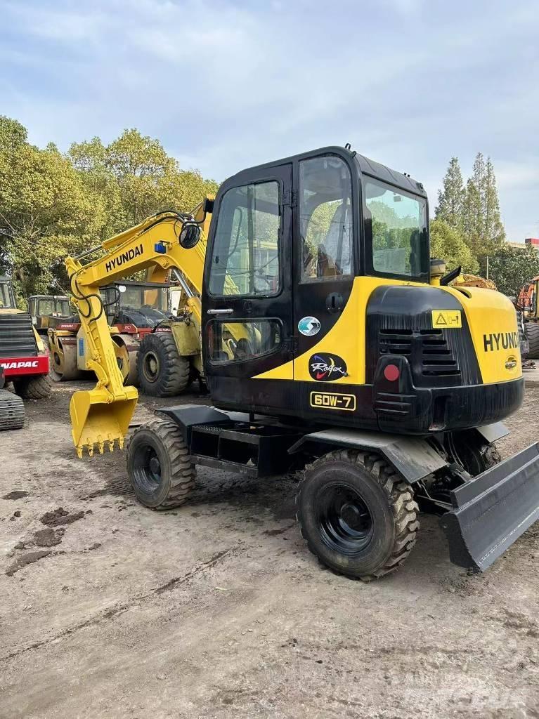 Hyundai R60-7 Wheeled excavators