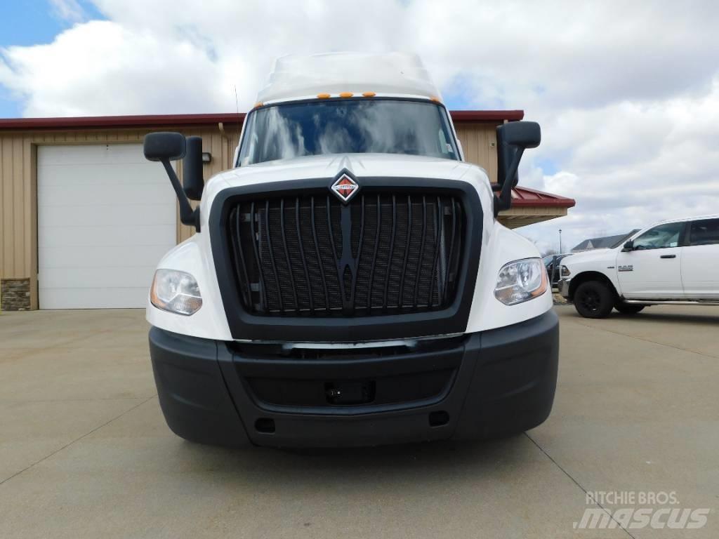 International LT 625 Prime Movers