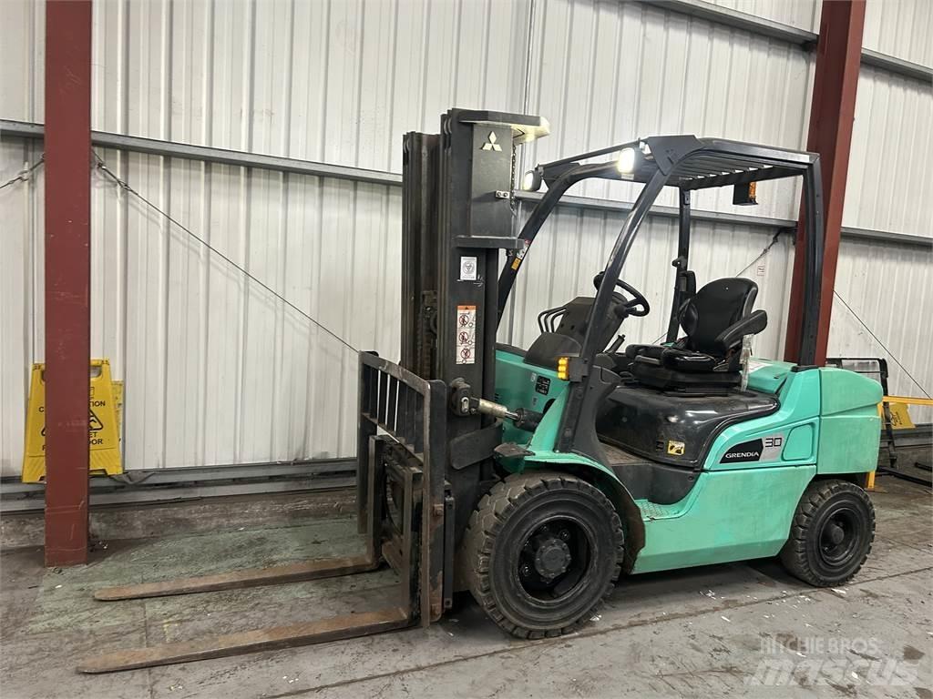 Mitsubishi FD30NT Diesel trucks