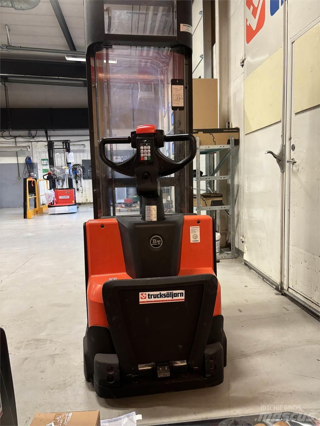 Toyota SWE120 Pedestrian stacker