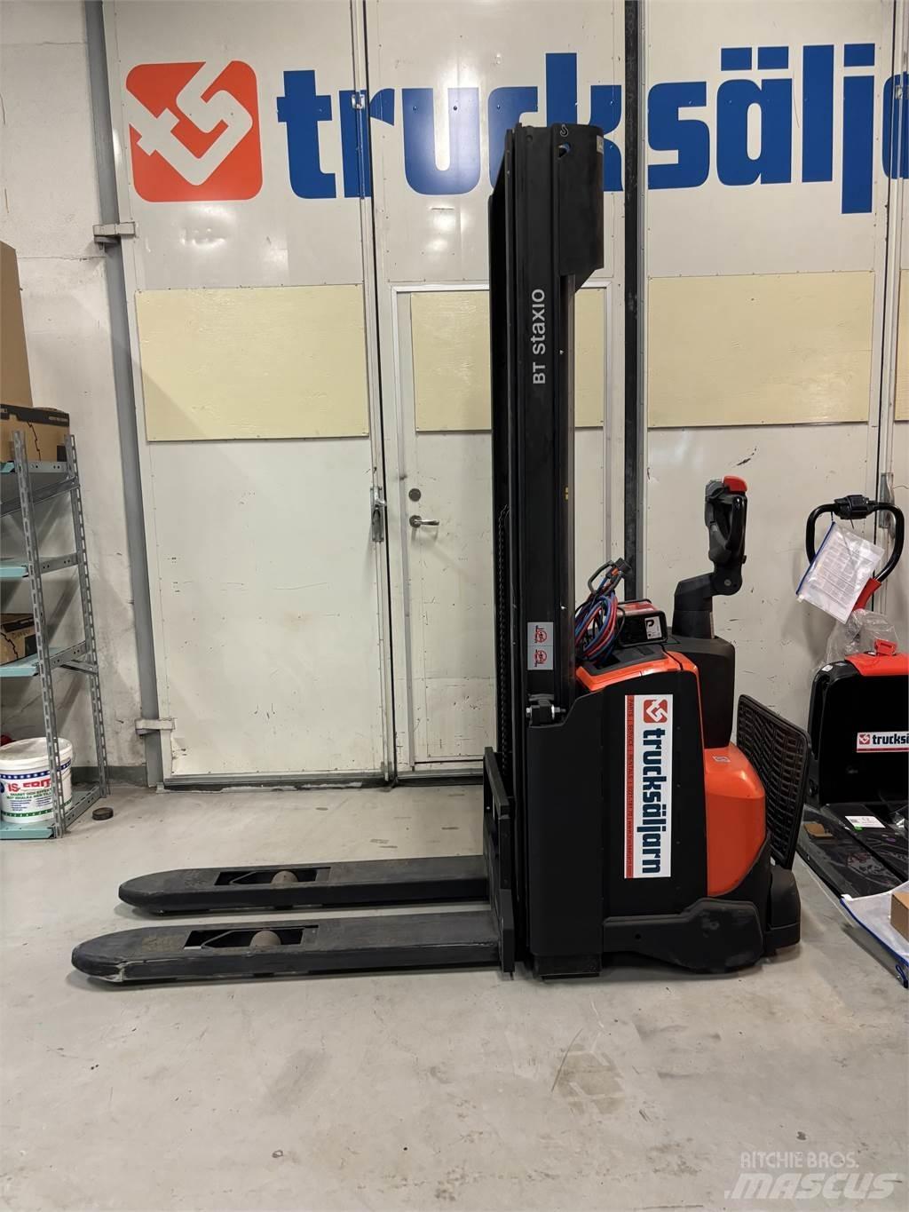 Toyota SWE120 Pedestrian stacker