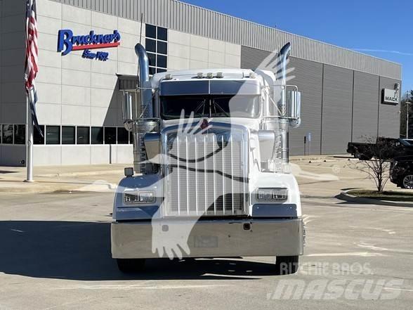 Kenworth W900 Prime Movers