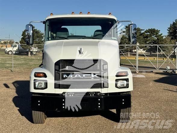 Mack MD6 Chassis Cab trucks